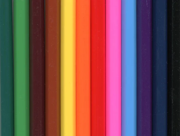 多くの異なる色の色鉛筆クレヨン — ストック写真