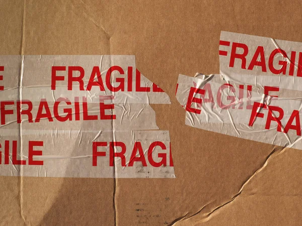 Ruban Avertissement Fragile Sur Une Boîte Carton Ondulé — Photo