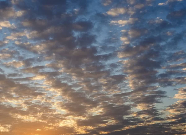 Gün Batımında Bulutlu Dramatik Gökyüzü Arka Plan Olarak Kullanışlı — Stok fotoğraf