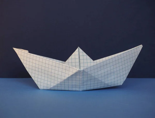 青い海を背景にしたおもちゃの紙のボート — ストック写真