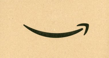 SEATTLE, ABD - ÇİRKA ARALIK 2020: Çürük karton paket üzerinde Amazon işareti