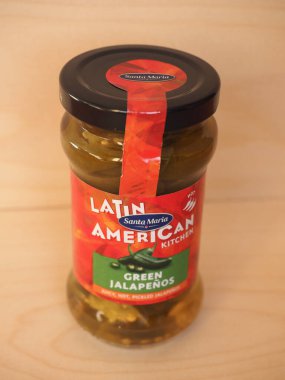 LONDON, İngiltere - CIRCA ECTOBER 2020: Santa Maria Green Jalapenos 'un kavanozu