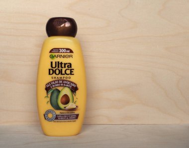 PARIS, FRANCE - CRCA 2020 ARALIK: Bir şişe Garnier avokadosu ve Shea şampuanı