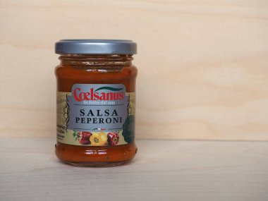 VICENZA, İtalya - CIRCA Aralık 2020: Coelsanus biber sosu kavanozu