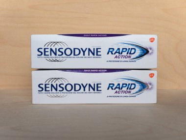 MİLAN, İTALYA - CRCA 2020 ARALIK: Sensodyne diş macunu paketi