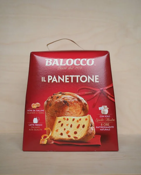 FOSSANO, İTALYA - CRCA Aralık 2020: Bir kutu Balocco Panettone keki
