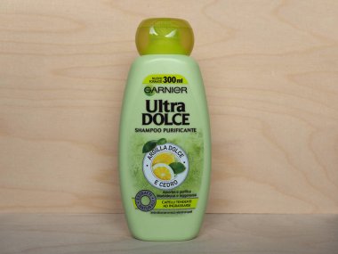 PARIS, FRANCE - CRCA 2020 ARALIK: Bir şişe Garnier yumuşak çamur ve sedir şampuanı