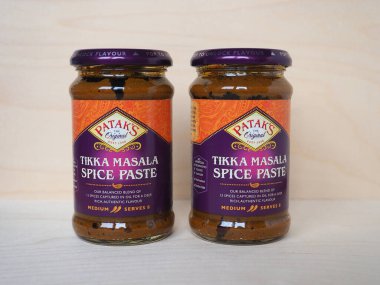 LONDON, İngiltere - CRCA Aralık 2020: Patak 'ın Tikka Masala baharat macunu kavanozu