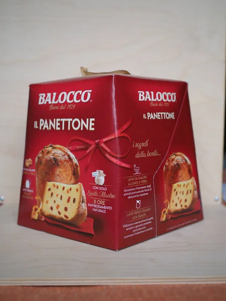 FOSSANO, İTALYA - CRCA Aralık 2020: Bir kutu Balocco Panettone keki