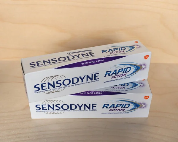 MİLAN, İTALYA - CRCA 2020 ARALIK: Sensodyne diş macunu paketi