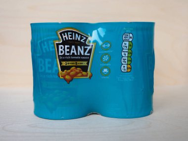 Pittsburgh, ABD - CIRCA Aralık 2020: Domates soslu konserve Heinz fasulyesi