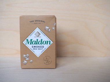 MALDON, İngiltere - CRCA Aralık 2020: Maldon paketi deniz tuzu içti