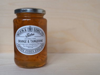 TIPTREE, İngiltere - CRCA Aralık 2020: Bir kavanoz Wilkin ve Oğulları portakal ve mandalina marmelatı