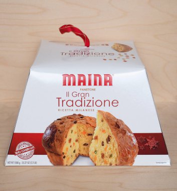 TURIN, İTALYA - ÇİRKA 2020 ARALIK: Maina panettone Noel pastası