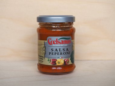 VICENZA, İtalya - CIRCA Aralık 2020: Coelsanus biber sosu kavanozu