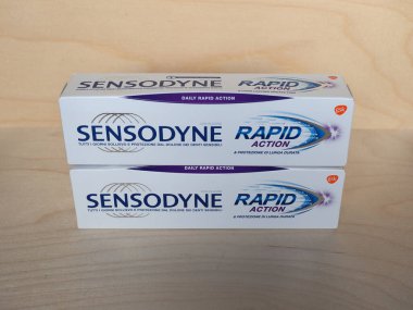 MİLAN, İTALYA - CRCA 2020 ARALIK: Sensodyne diş macunu paketi