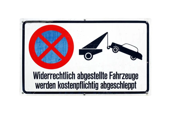 ドイツの交通標識は白地に隔離されている Widerrechtlich Abgesellte Fahrzeuge Werden Kopesphichtig Abgeschleppt 違法駐車車両は有料で離れて牽引されます — ストック写真