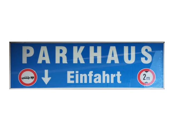 Alman Trafik Levhası Beyaz Arka Planda Izole Edilmiş Parkhaus Einfahrt — Stok fotoğraf