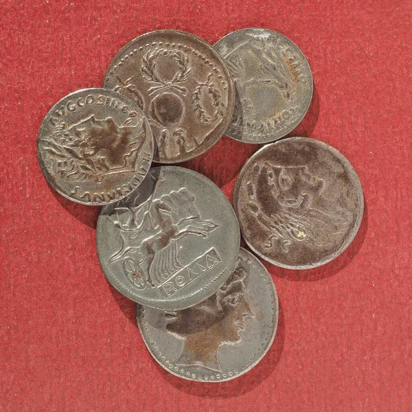 Древнеримские Монеты Красном Фоне — стоковое фото
