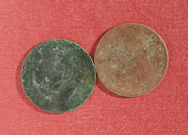 Antica Moneta Arrugginita Irriconoscibile Sfondo Rosso — Foto Stock