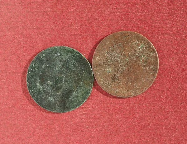 Starověké Nerozpoznatelné Rezavé Mince Červeném Pozadí — Stock fotografie