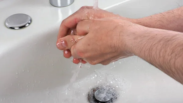 身份不明的人为了健康安全在家里认真洗手 — 图库照片