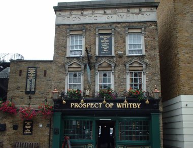 LONDON, UK - CIRCA MARCH 2001: Whitby 'nin beklentisi, Londra' daki en eski nehir kenarı barıdır.