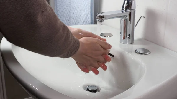 Oigenkännlig Person Som Noggrant Tvättar Händerna Hemma Hälsoskäl — Stockfoto
