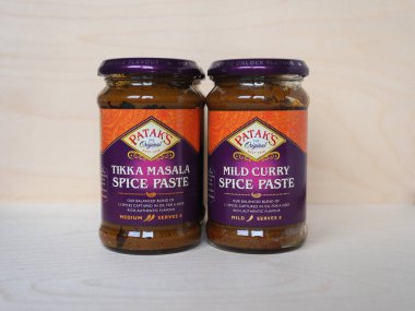 LONDON, İngiltere - CRCA Aralık 2020: Patak 'ın tikka masala kavanozu ve hafif körili baharat ezmesi