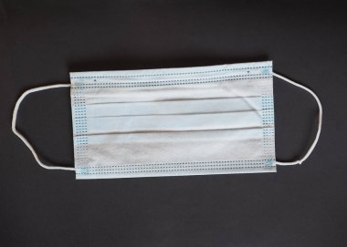 COVID-19 da dahil olmak üzere solunum hastalıklarından korumak için cerrahi yüz maskesi.