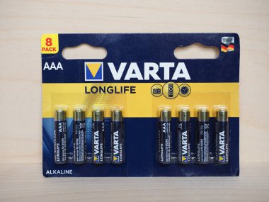 HANNOVER, Almanya - CIRCA HAZİRAN 2021: Varta 'nın uzun ömürlü güç AA ve AAA batarya paketleri