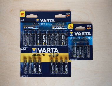 HANNOVER, Almanya - CIRCA HAZİRAN 2021: Varta 'nın uzun ömürlü güç AA ve AAA batarya paketleri