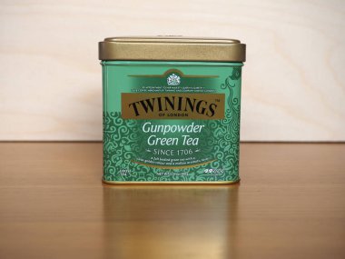 LONDON, İngiltere - CIRCA FEBRUARY 2021: Bir kutu Twinings gevşek Barut Yeşil Çay