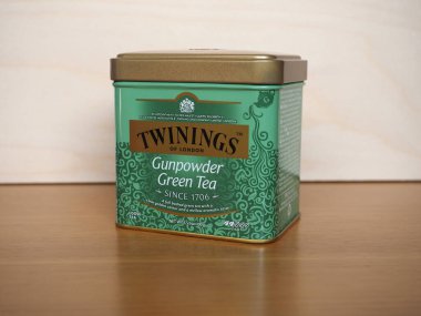 LONDON, İngiltere - CIRCA FEBRUARY 2021: Bir kutu Twinings gevşek Barut Yeşil Çay