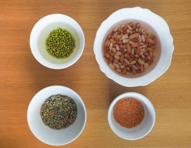 Kavanozdaki karışık fasulyeler arasında kırmızı, adzuki, cannellini, kırmızı böbrek, mercimek ve yeşil bezelye var.