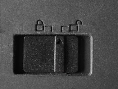 Bilgisayardaki plastik kilit.