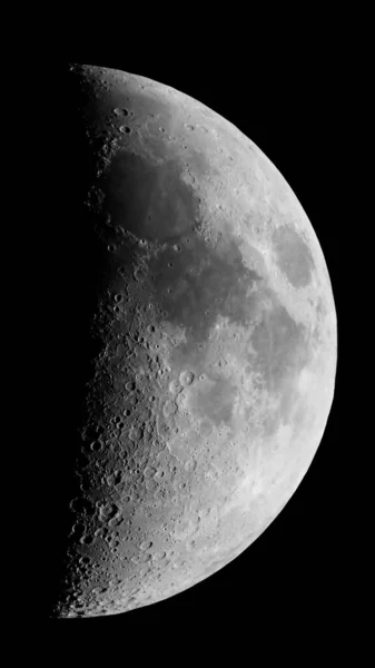 Primeiro Trimestre Lua Visto Com Telescópio Astronômico Vertical Preto Branco — Fotografia de Stock