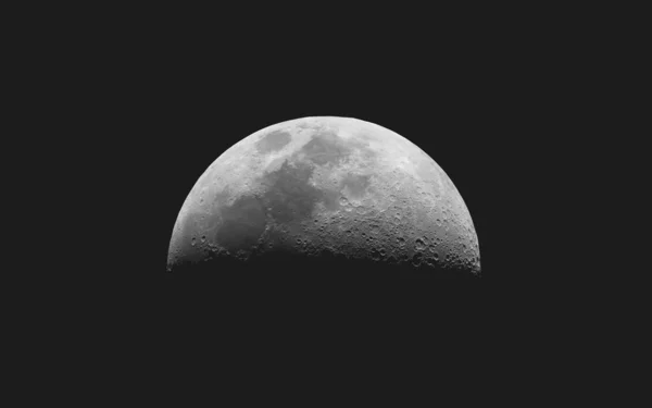 天文望遠鏡で見た第1四半期の月黒と白の暗い空 — ストック写真