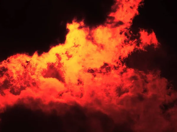 Narancs Vörös Láng Nagy Tűz Felett Sötét Fekete Háttér — Stock Fotó