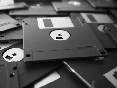 Kişisel bilgisayar veri depolaması için siyah beyaz birçok manyetik disk