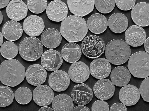 英镑硬币 联合王国货币 黑白相间 背景为黑色 — 图库照片