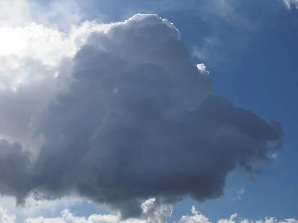 구름을 배경으로 폭풍우치는 — 스톡 사진
