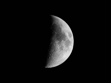 Siyah beyaz astronomik bir teleskopla görülen ilk çeyrek ay.