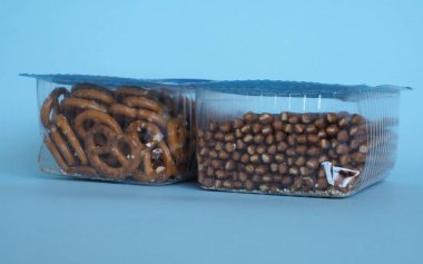 Kraker (Brezel ya da bretzel olarak da bilinir) ve tuzlanmış çubuklar.