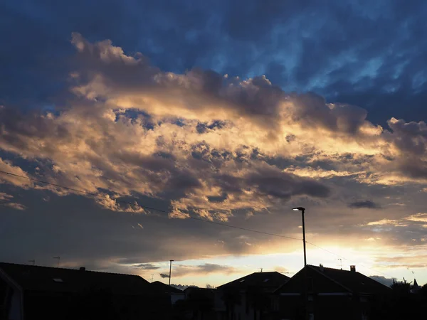 Dramatyczne Burzliwe Błękitne Niebo Ciemnymi Chmurami Miejską Sylwetką — Zdjęcie stockowe