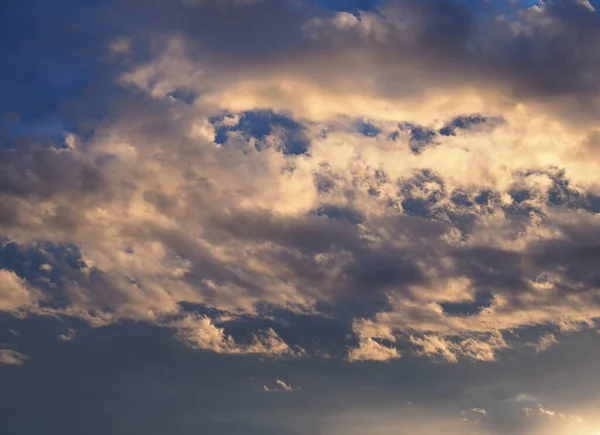 Dramatyczne Burzliwe Błękitne Niebo Ciemnymi Chmurami Użytecznymi Jako Tło — Zdjęcie stockowe