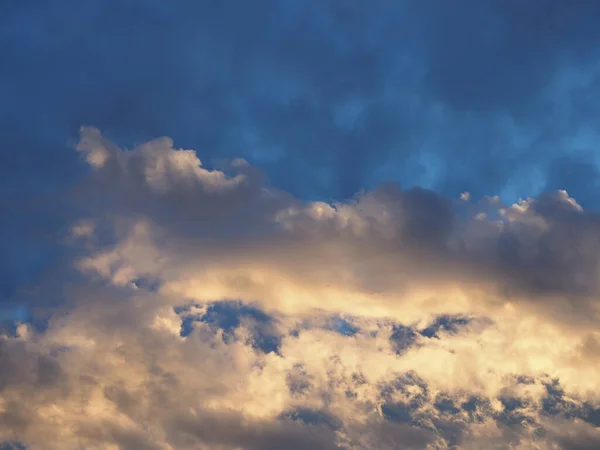 Cielo Azul Tormentoso Dramático Con Nubes Oscuras Útiles Como Fondo — Foto de Stock