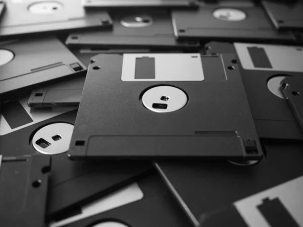 흑백으로 개인용 컴퓨터 저장을 디스켓 — 스톡 사진