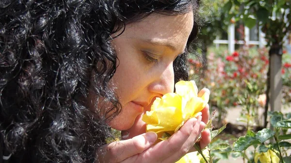 Frau Garten Mit Einer Gelben Rose — Stockfoto