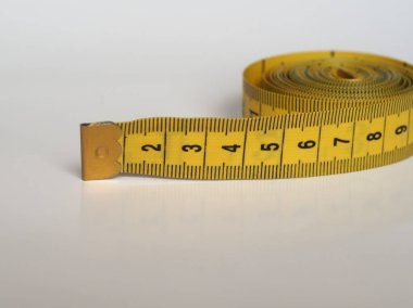metrik birimler için bant esnek cetvel kurdelesi ölçülüyor